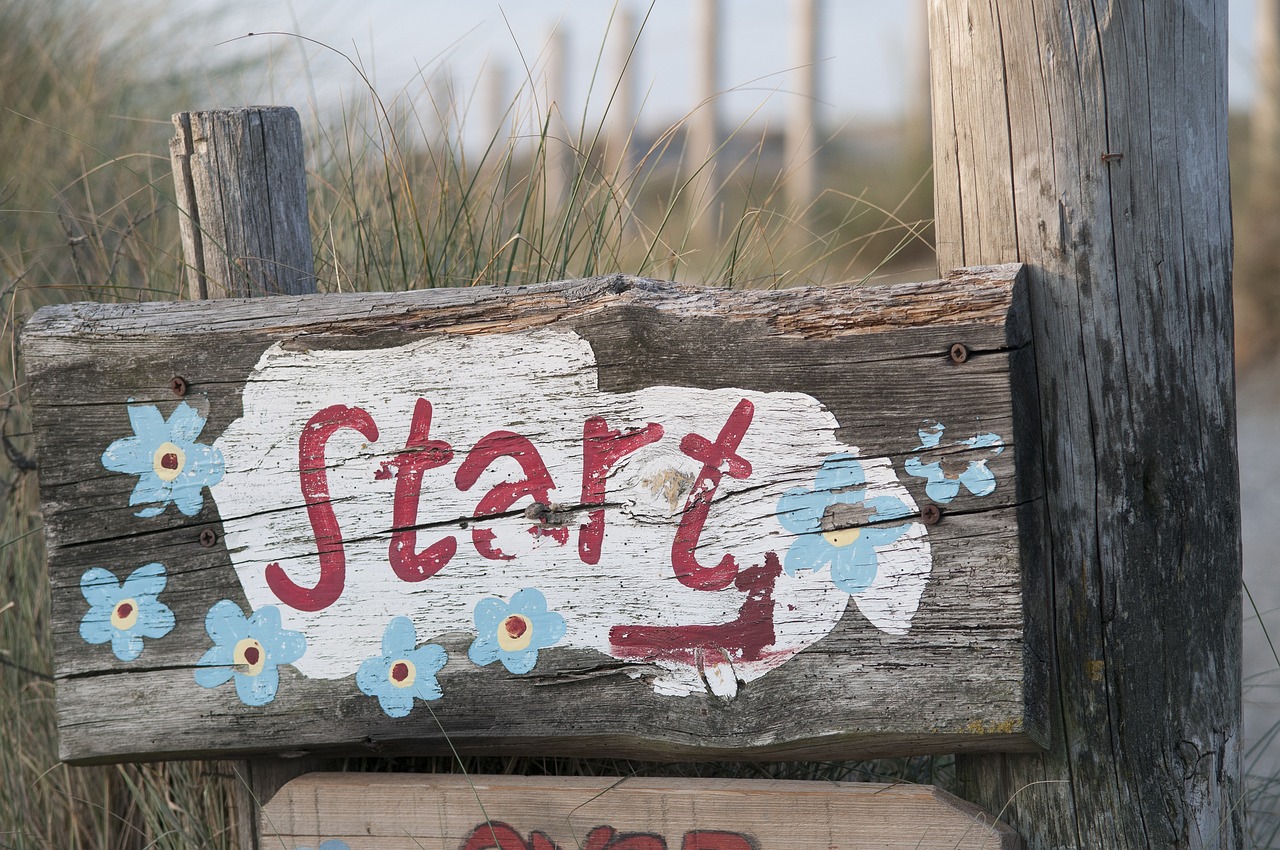 Creatieve coachingsworkshop Begin over wat jij wenst voor dit nieuwe jaar door coach voor eigenwaarde, rust, kracht en zelvertrouwen in Krimpen aan den IJssel. Foto van wandelbordje met "start".